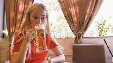 迷人的女人在咖啡馆里放松，喝啤酒